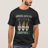 Funny Christmas Gnome Hanging With My Gnomies Fami Tシャツ (正面)