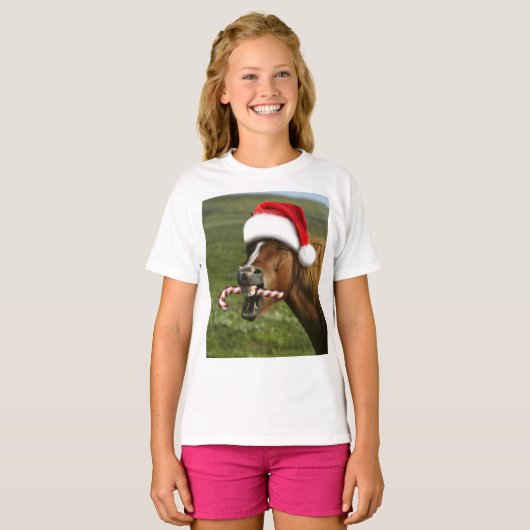 Funny Christmas horse with Santa hat smiling Tシャツ (正面フル)