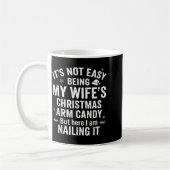 Funny Christmas Its Not Easy Being My Wife's Arm C コーヒーマグカップ (左)