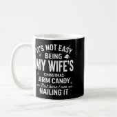 Funny Christmas Its Not Easy Being My Wife's Arm C コーヒーマグカップ (左)