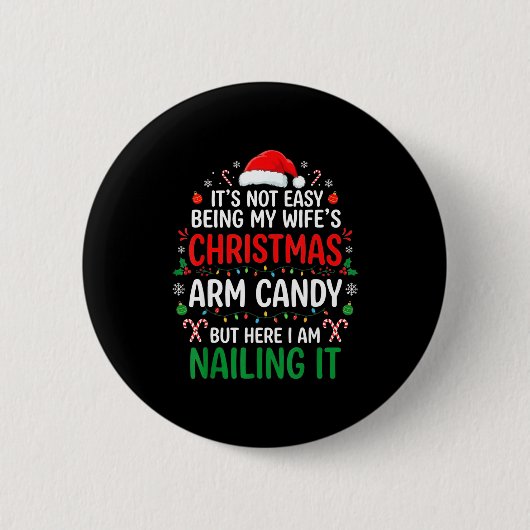 Funny Christmas Its Not Easy Being My Wife's Arm C 缶バッジ (正面)