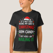 Funny Christmas Its Not Easy Being My Wife's Arm C Tシャツ (正面)