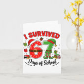 Funny Christmas Teacher Santa I Survived 67 Days O カード (黄色い花)