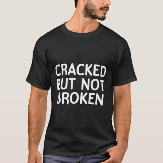 Funny, Cracked But Not Broken, Joke Sarcastic Fami Tシャツ (正面)