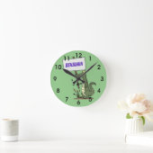 Funny crocodile aligator with sign cartoon round c ラウンド壁時計 (ホーム)