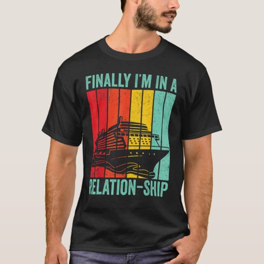 Funny Cruising Retro Finally I'm In A Relation-Shi Tシャツ (正面)