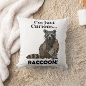 Funny Curious Raccoon クッション (ブランケット)