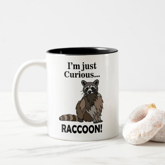 Funny Curious Raccoon ツートーンマグカップ (ドーナツ)