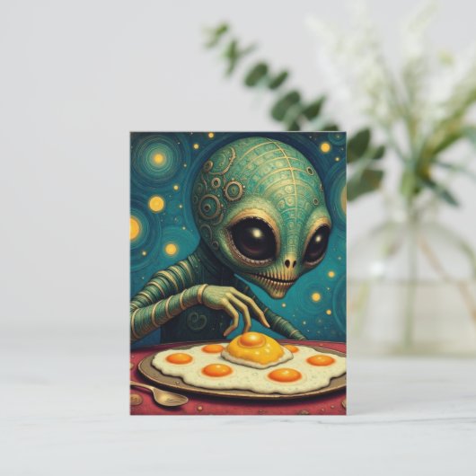 Funny Cute Alien Eating Fried Eggs ポストカード (スタンド正面)