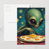 Funny Cute Alien Eating Fried Eggs ポストカード (正面/裏面)