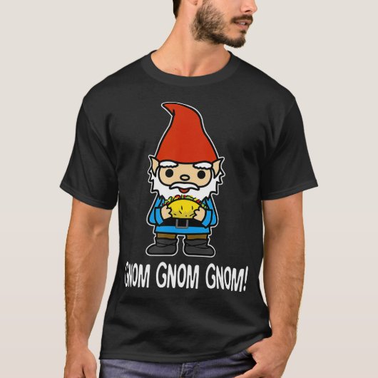 Funny Cute Gnome Eating a Taco Saying Gnom Gnom Gn Tシャツ (正面)