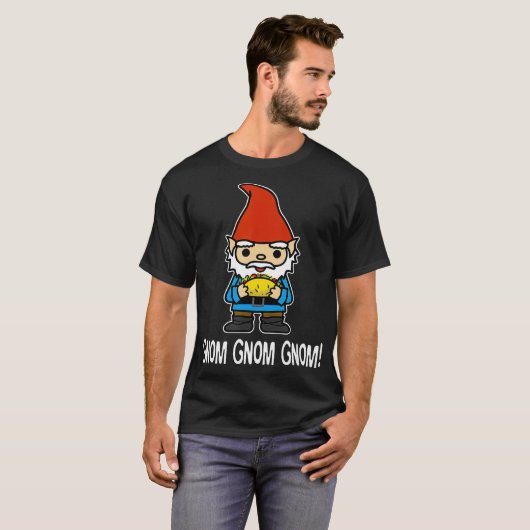 Funny Cute Gnome Eating a Taco Saying Gnom Gnom Gn Tシャツ (正面フル)
