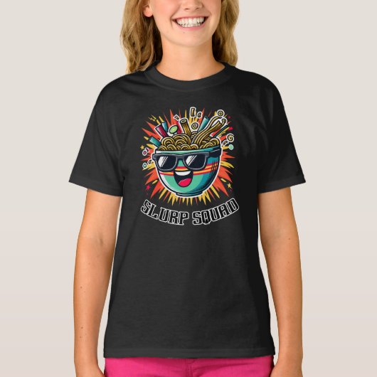 Funny Cute Noodle Cartoon Ramen Bowl Tシャツ (正面)