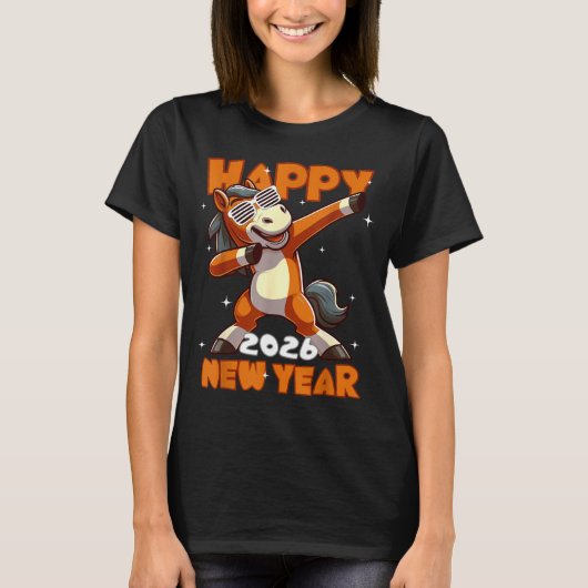 Funny Dabbing Horse Happy Lunar New Year 2026 Year Tシャツ (正面)