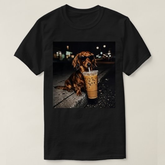 Funny Dachshund Drinking Iced Coffee – Cute Wiener Tシャツ (デザイン正面)