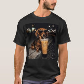 Funny Dachshund Drinking Iced Coffee – Cute Wiener Tシャツ (正面)