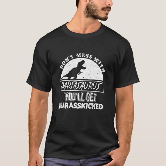 Funny Dinosaur Playing Darts Dino T Rex Dart Playe Tシャツ (正面)