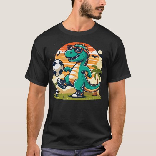 Funny Dinosaur Playing Soccer Tシャツ (正面)