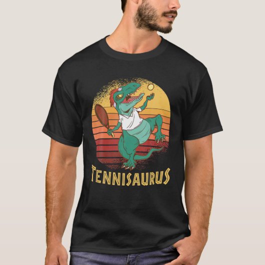 Funny Dinosaur Playing Tennis Retro Style Tennisau Tシャツ (正面)