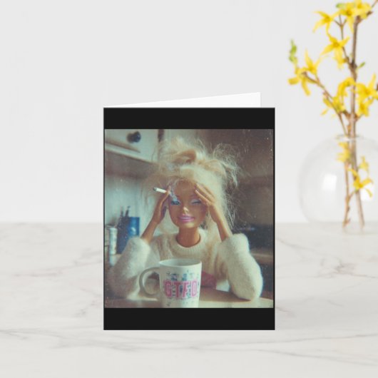 Funny Disgusting Doll Face Meme Smoking Sad Sarcas カード (黄色い花)