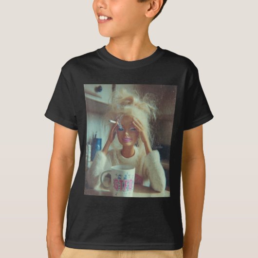 Funny Disgusting Doll Face Meme Smoking Sad Sarcas Tシャツ (正面)