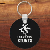 Funny Distressed I Do My Own Stunts  キーホルダー (正面)