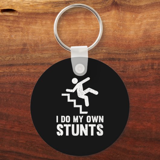 Funny Distressed I Do My Own Stunts  キーホルダー (正面)