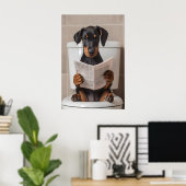 Funny Doberman Bathroom Print, Reading Newspaper ポスター (ホームオフィス)