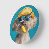 Funny Dog with Sunglasses and Hat Wall Clock Desig ラウンド壁時計 (傾斜)