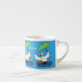 Funny duck with umbrella dancing cartoon エスプレッソカップ (右)