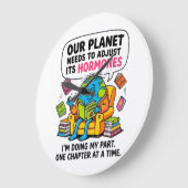 Funny Earth Reading Book - Our Planet Needs To Adj ラージ壁時計 (傾斜)