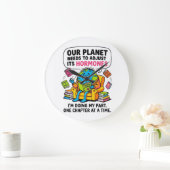 Funny Earth Reading Book - Our Planet Needs To Adj ラージ壁時計 (ホーム)
