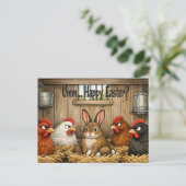 Funny Easter Bunny in Coop Farm Chicken Humor Gift シーズンポストカード (スタンド正面)