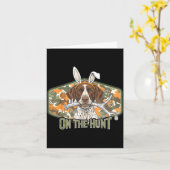 Funny easter labrador retriever on the hunt bunny カード (黄色い花)