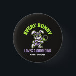 Funny Easter Pickleball Every Bunny Loves a Dink 缶バッジ<br><div class="desc">Celebrate Easter 2026 on the court with this funny Pickleball Bunny design. Featuring a sporty rabbit with retro sweatbands and a paddle, it’s the perfect apparel for pickleball players, coaches, and fans who love a good dink. Great for spring tournaments, family matches, or festive gifts for athletes. This high-contrast vector...</div>
