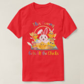 Funny Easter quote This Bunny Gets All Chicks cool Tシャツ (デザイン正面)