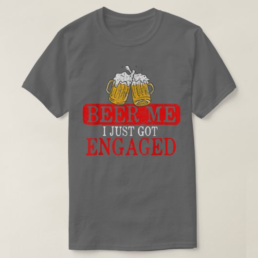 Funny Engagement Present for Men Beer Me I Just Go Tシャツ (デザイン正面)