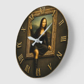 Funny Escaping Mona Lisa Stepping Out of the Frame ラージ壁時計 (傾斜)