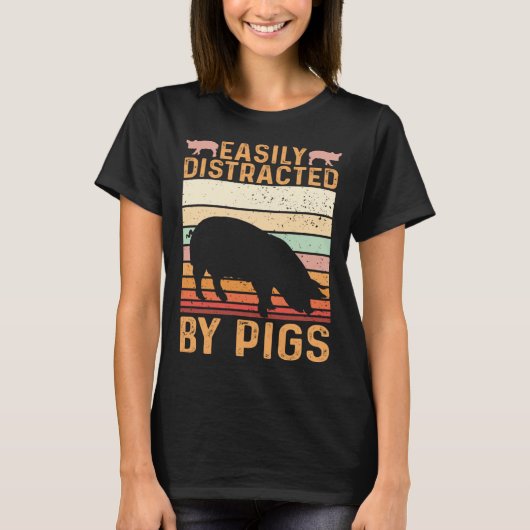 Funny Farm Piglet Easily Distracted By Pigs Tシャツ (正面)