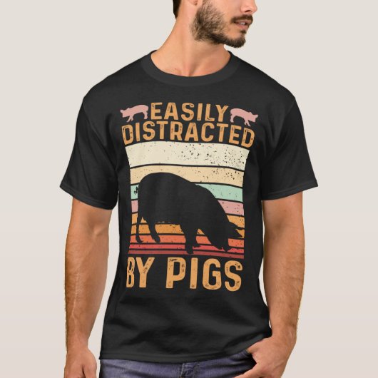 Funny Farm Piglet Easily Distracted By Pigs Tシャツ (正面)