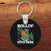 Funny Feral Raccoon Rollin' Into 2026 Happy New Ye キーホルダー (正面)