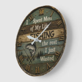 Funny Fishing Rustic Fisherman Cabin  ラージ壁時計 (傾斜)