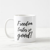Funny Freedom Tastes So Good Retirement Gift コーヒーマグカップ (左)