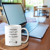 Funny Friends don’t let friends fly alone Simple コーヒーマグカップ