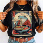 Funny Frog Eating Noodles Japanese for Cute Gift  Tシャツ