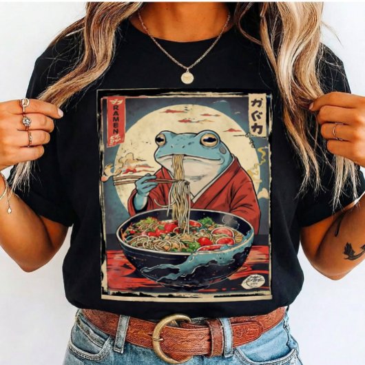 Funny Frog Eating Noodles Japanese for Cute Gift  Tシャツ
