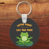 Funny Frog Yoga Cartoon Lotus Lily Pad Pose Design キーホルダー (正面)
