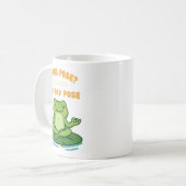 Funny Frog Yoga Cartoon Lotus Lily Pad Pose Design コーヒーマグカップ (正面左)