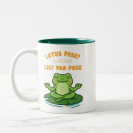 Funny Frog Yoga Cartoon Lotus Lily Pad Pose Design ツートーンマグカップ