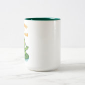 Funny Frog Yoga Cartoon Lotus Lily Pad Pose Design ツートーンマグカップ (中央)